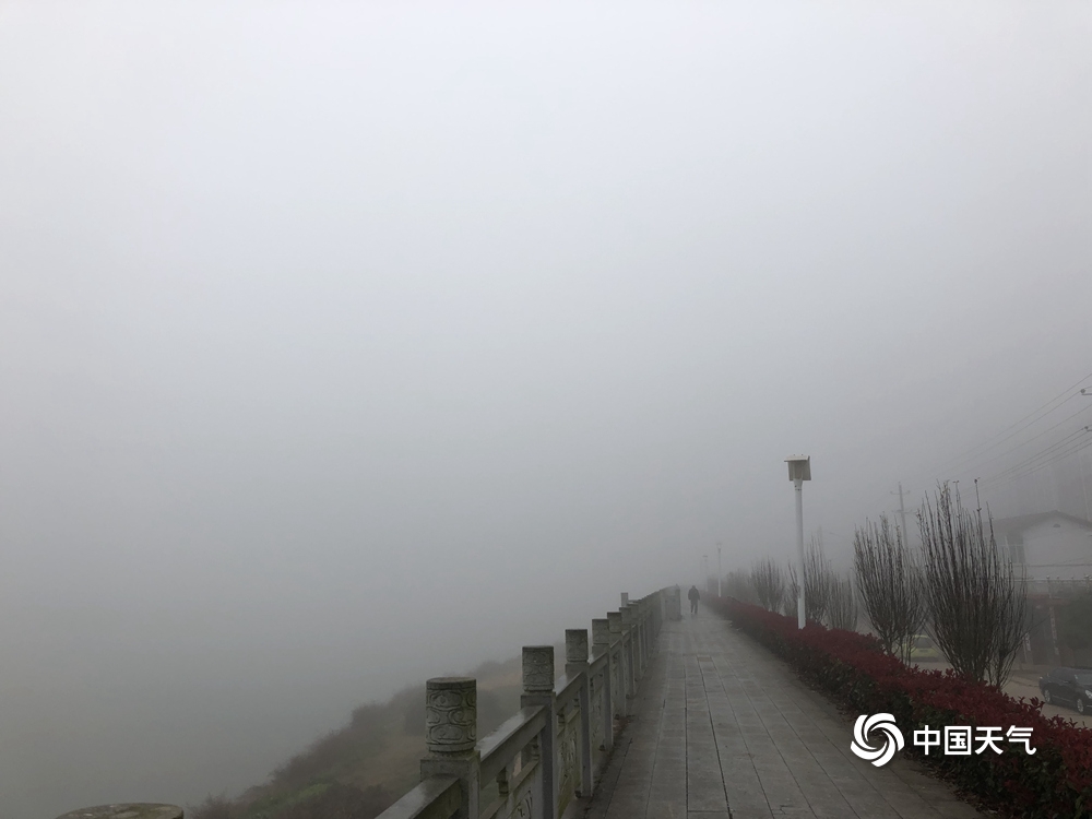 今冬首场大雾来袭 江西多地能见度不足200米