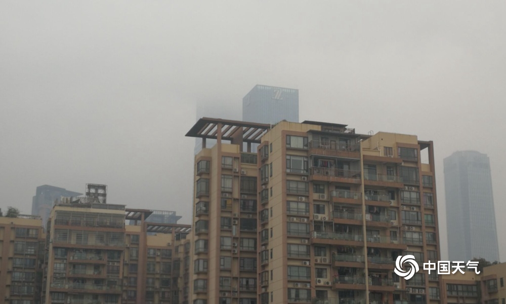 广西南宁今晨遭“大雾锁城”城区出现轻度污染能见度较差