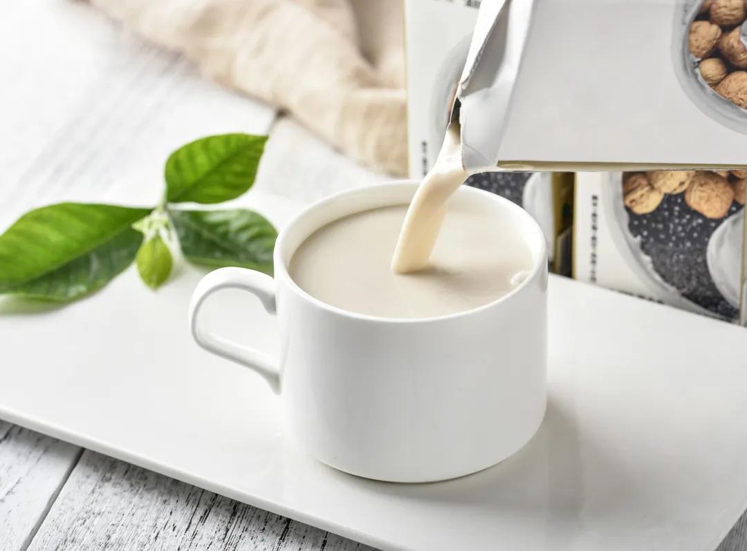 牛奶带包装加热，会造成慢性中毒？用哪种加热方法才最合适？