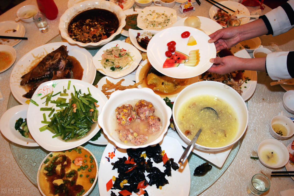 隔夜饭菜到底能不能吃?亚硝酸盐会超标吗,会不会真的致癌?