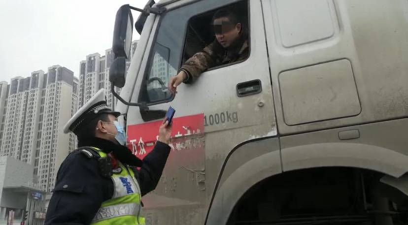 一周查处交通违法400余起!闯红灯、酒驾和违反禁令标志行驶要重处