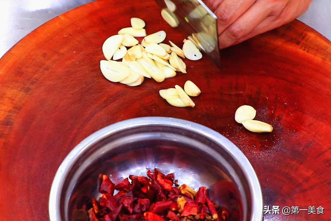 做干炸蘑菇,裹淀粉还是面粉?都不对!教你正确做法,焦香还酥脆