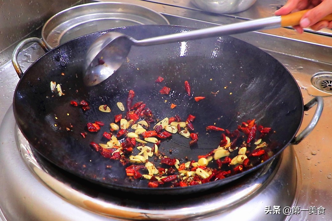做干炸蘑菇,裹淀粉还是面粉?都不对!教你正确做法,焦香还酥脆