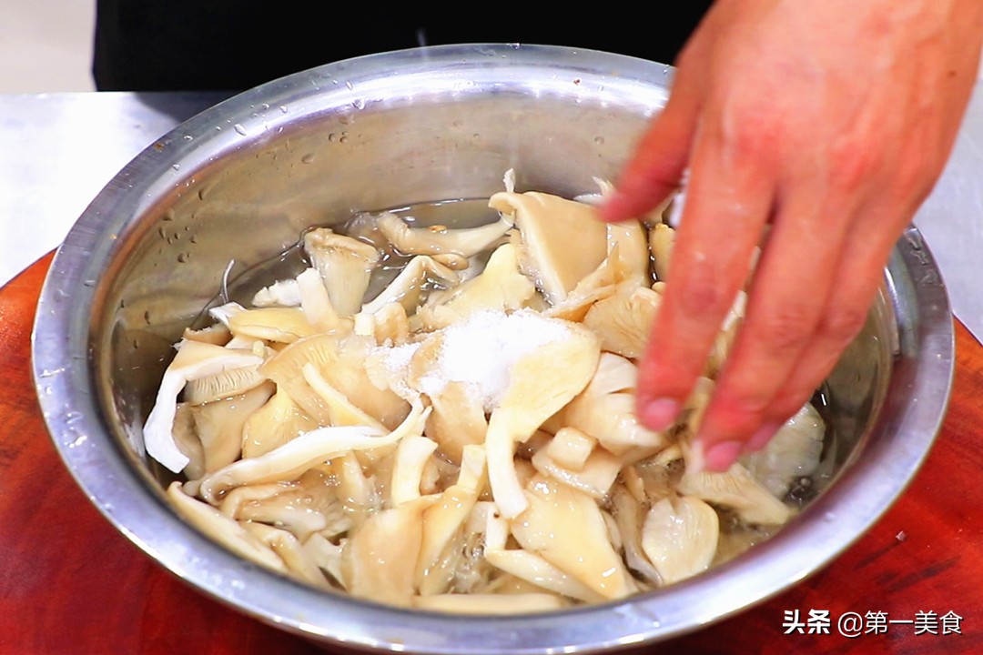 做干炸蘑菇,裹淀粉还是面粉?都不对!教你正确做法,焦香还酥脆