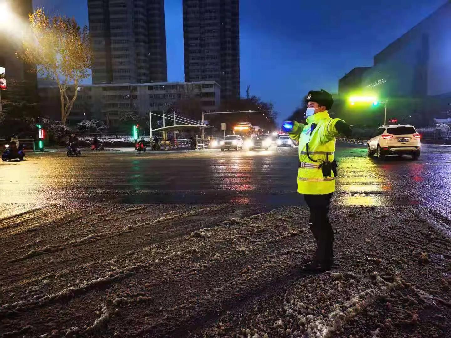 视雪情为命令——济南交警全力做好冰雪天恶劣天气下交通安全管理工作