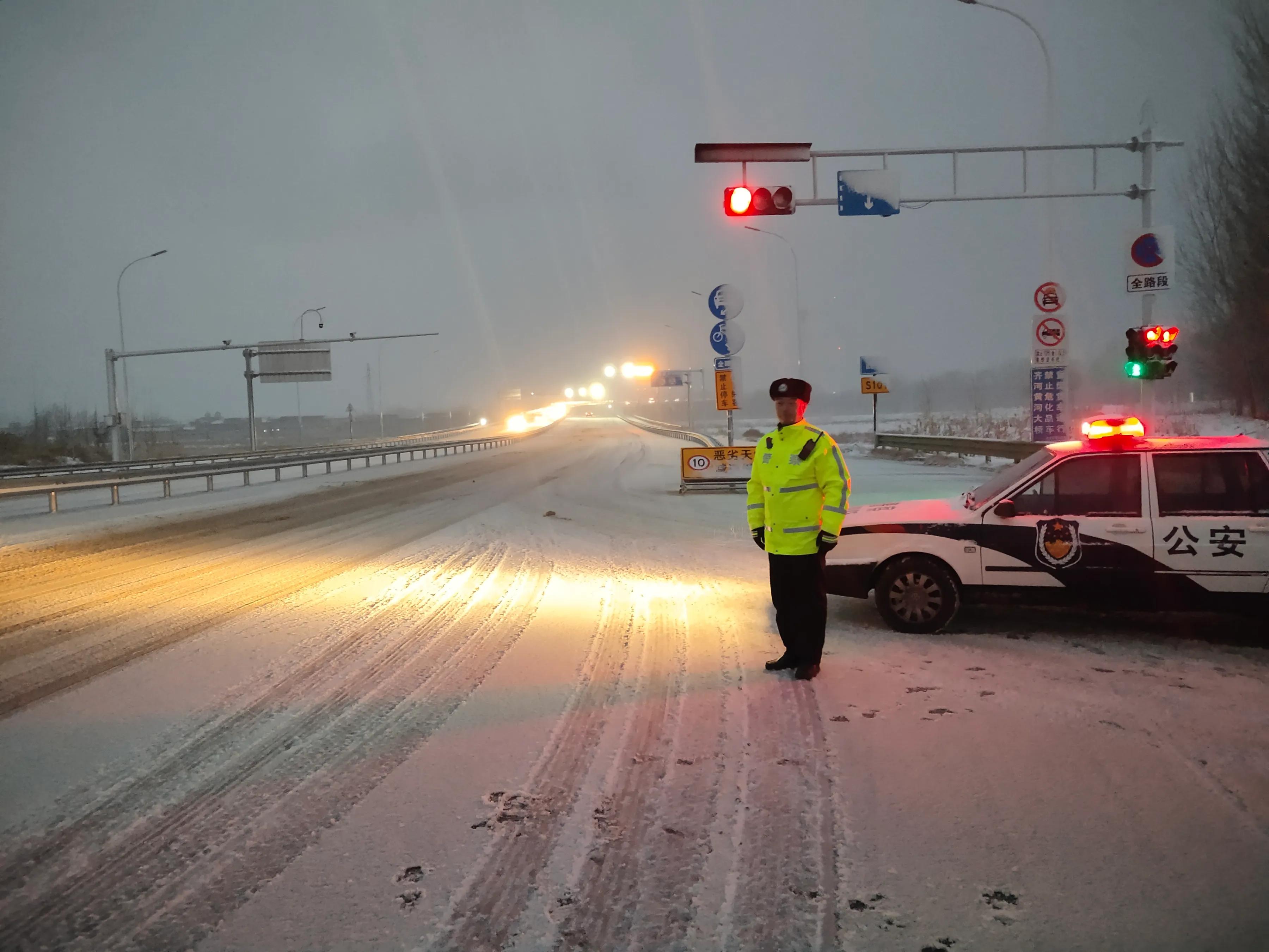 视雪情为命令——济南交警全力做好冰雪天恶劣天气下交通安全管理工作