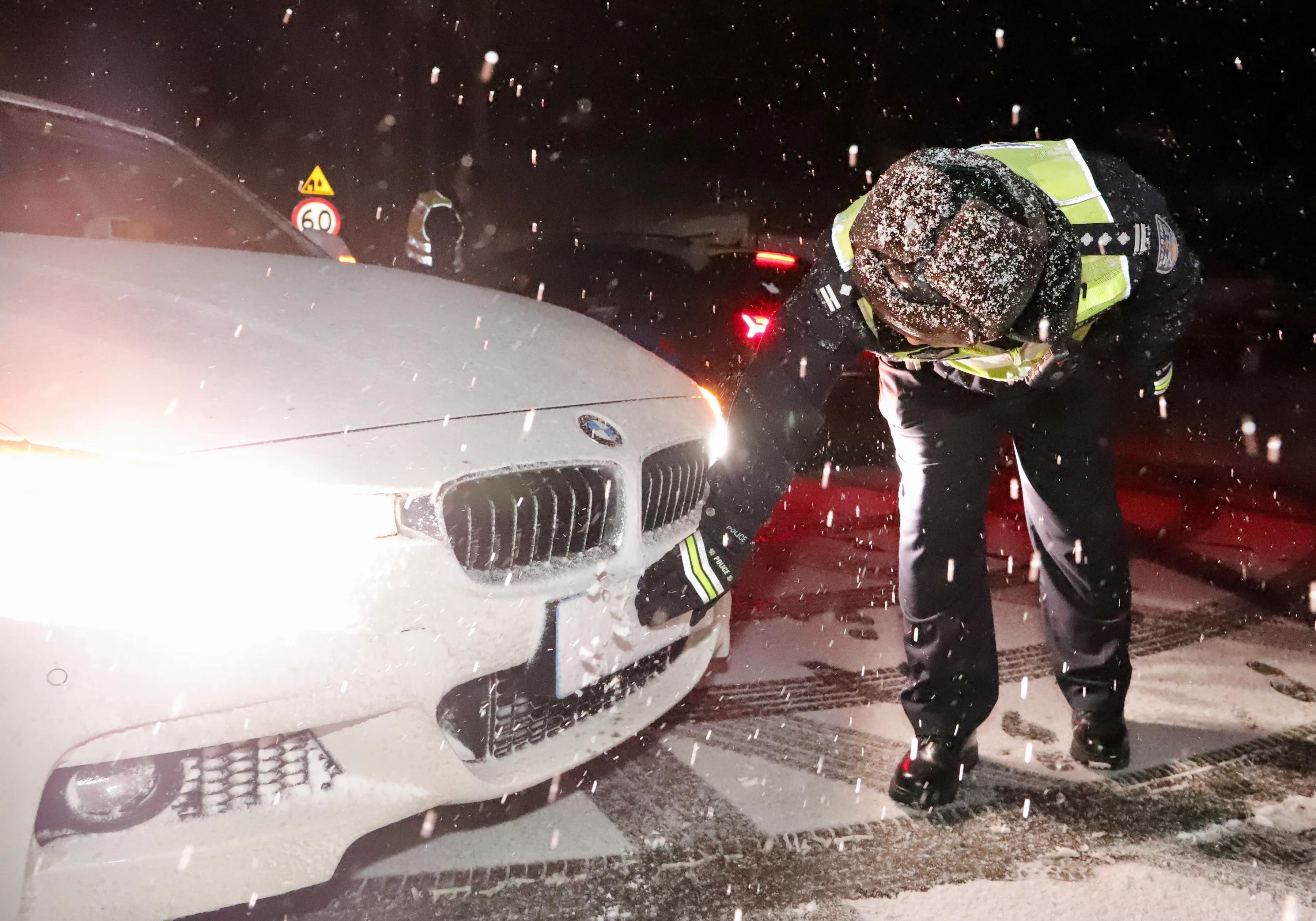 视雪情为命令——济南交警全力做好冰雪天恶劣天气下交通安全管理工作