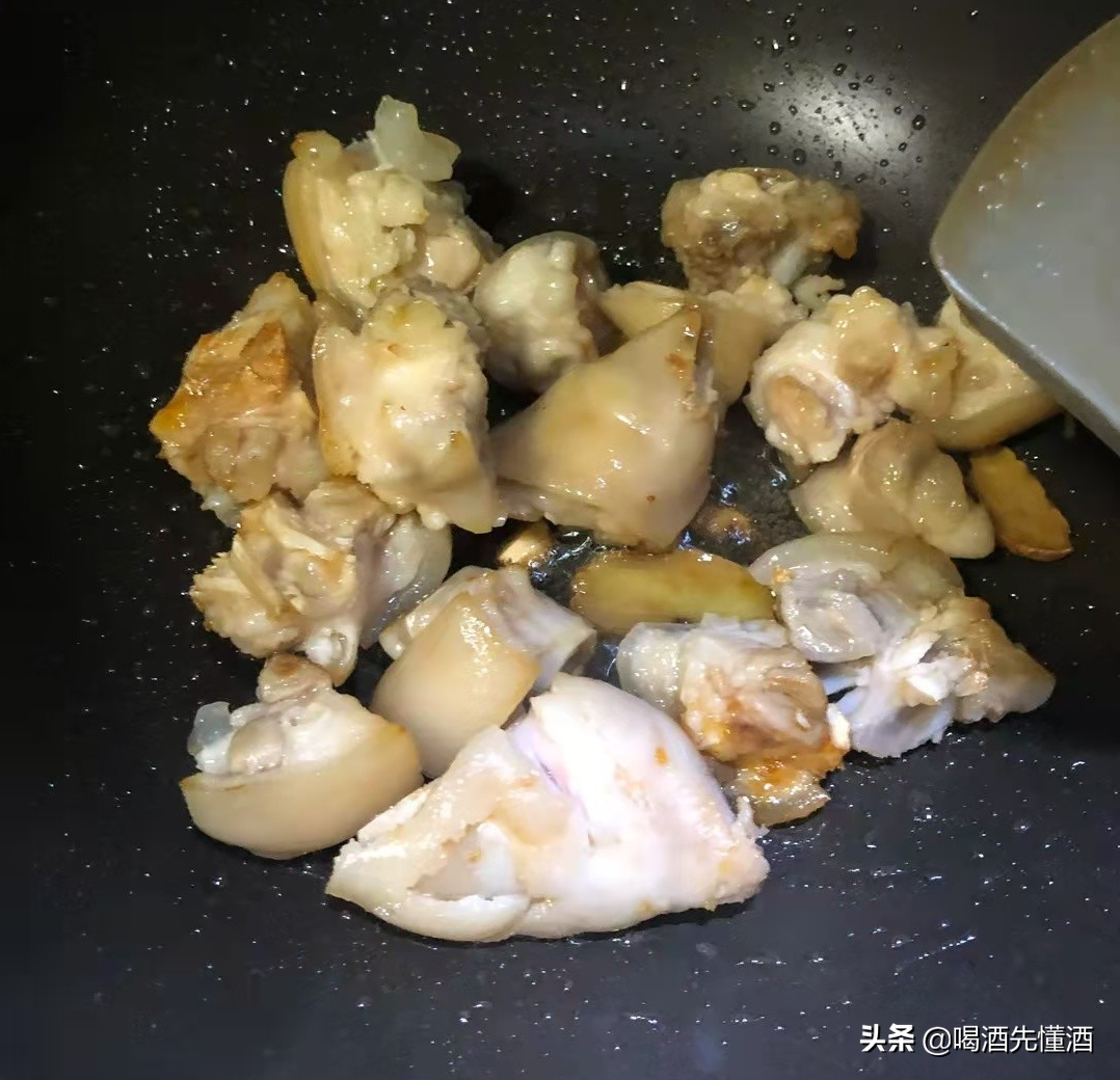 炖猪蹄时,记住“3不放”的窍门,猪蹄软烂香嫩,汤汁浓郁无杂味