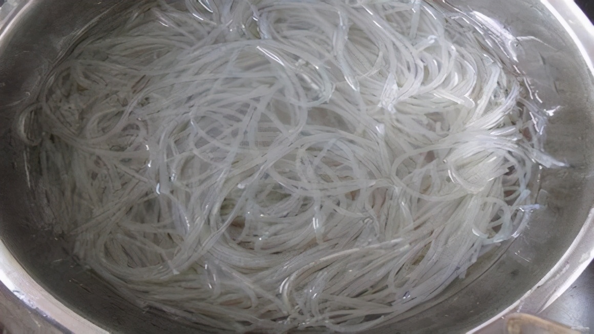 做白菜炖粉条,白菜和粉条哪个先放?教你正确做法,味道好下饭香
