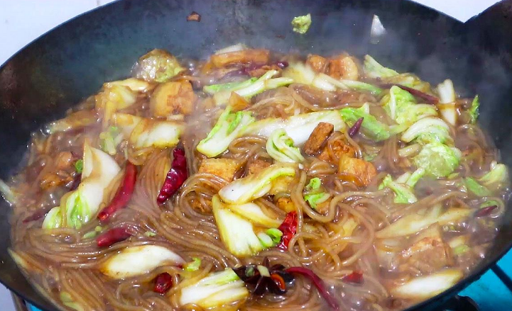 做白菜炖粉条,白菜和粉条哪个先放?教你正确做法,味道好下饭香