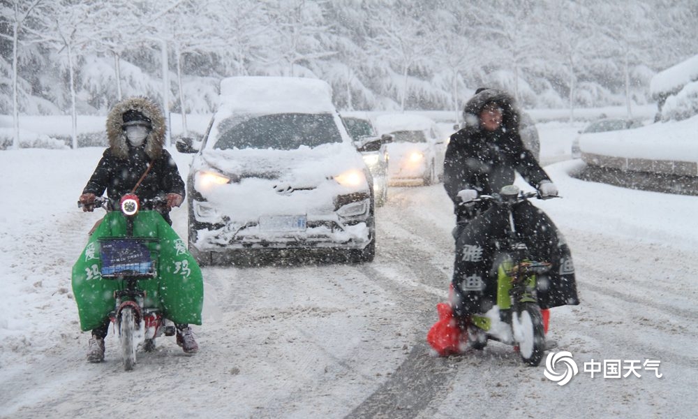寸步难行！年末“霸王级”寒潮影响山东 威海文登区遭暴雪侵袭