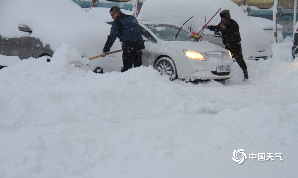 寸步难行！年末“霸王级”寒潮影响山东 威海文登区遭暴雪侵袭
