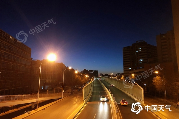北京今日寒冷依旧阵风6至7级 跨年夜最低温不足零下10℃