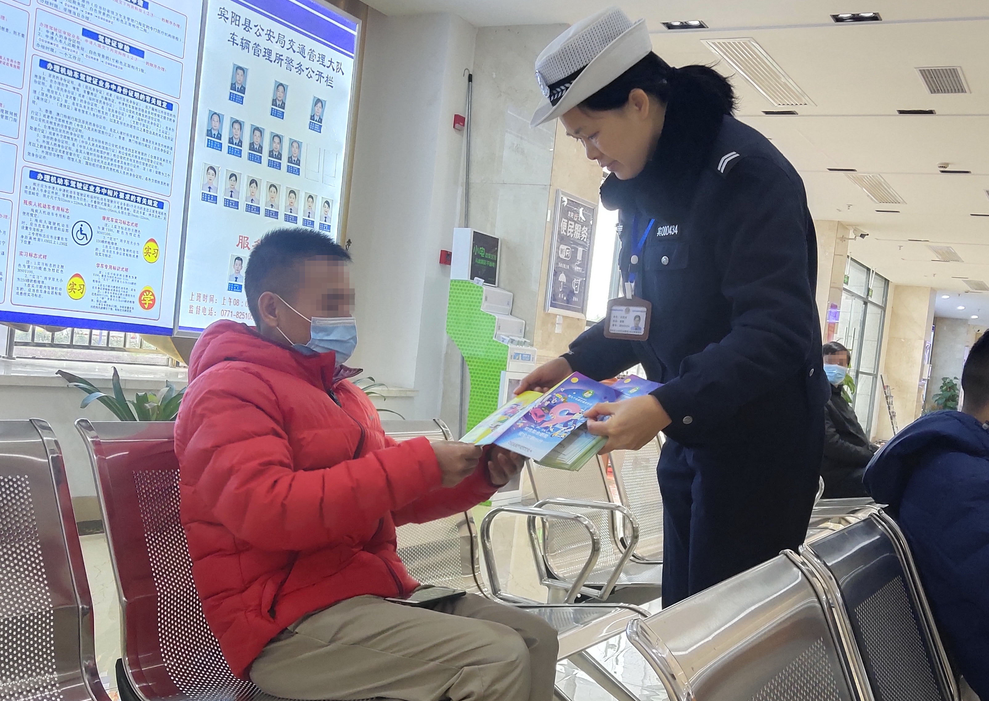 骑乘电动自行车不戴头盔等违法行为有所抬头,南宁宾阳交警严查电动自行车交通违法