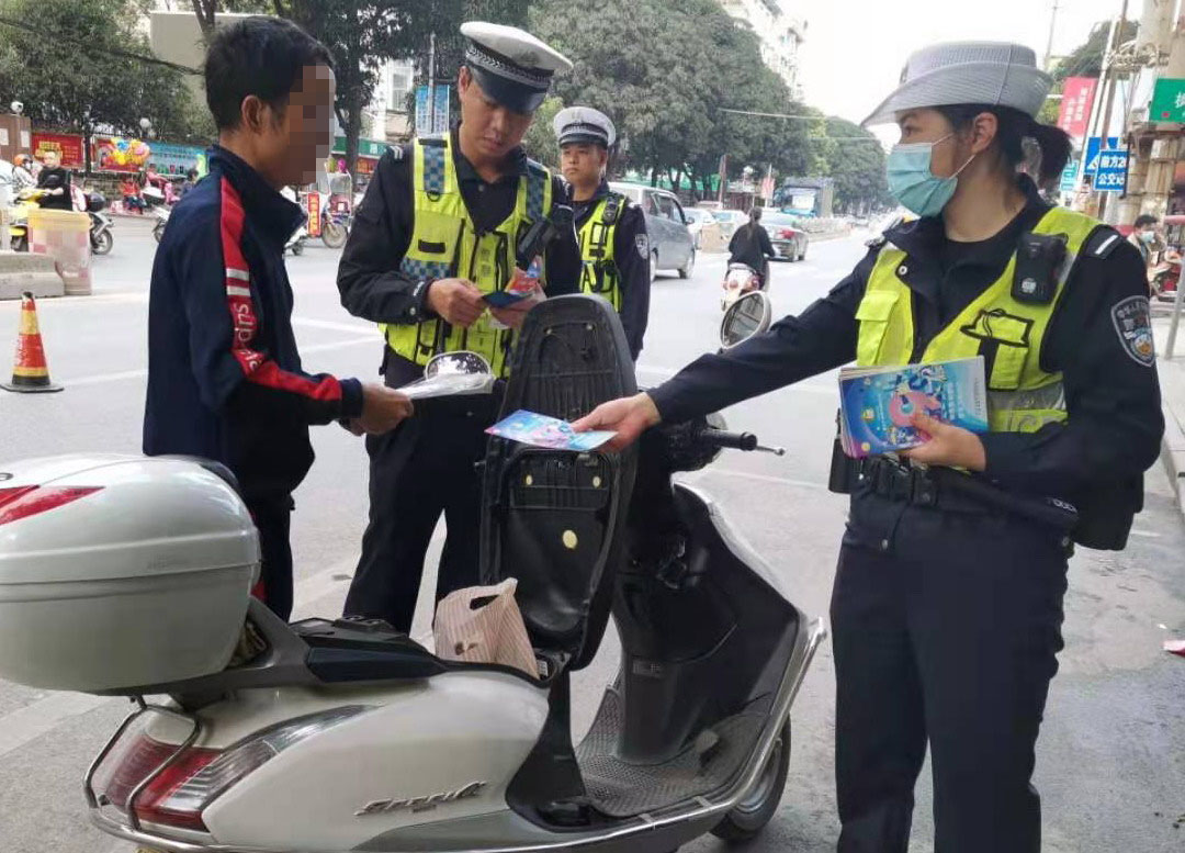 骑乘电动自行车不戴头盔等违法行为有所抬头,南宁宾阳交警严查电动自行车交通违法