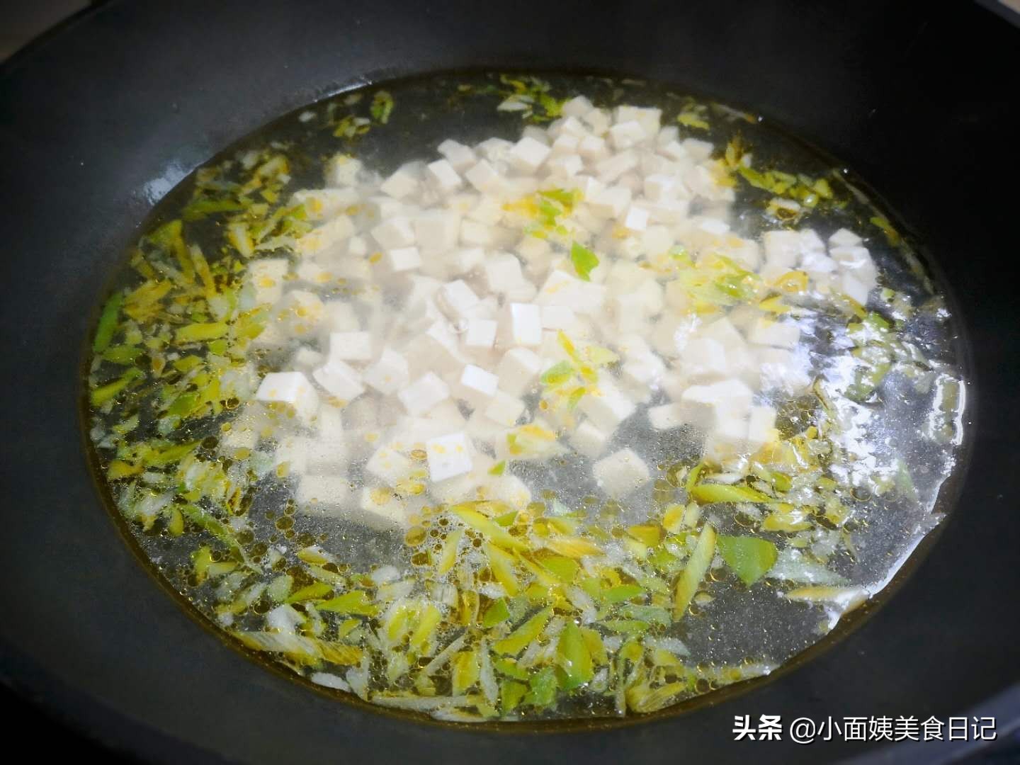 秋天常用豆腐煮这汤,口感香滑,清淡养胃,天冷来一碗营养又舒心