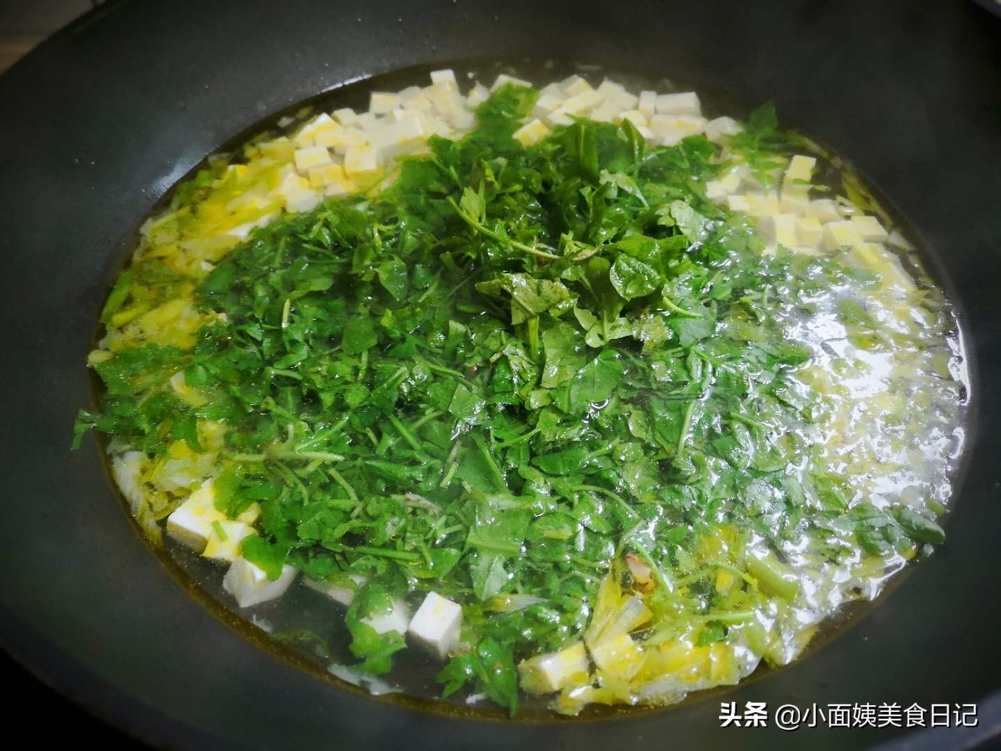 秋天常用豆腐煮这汤,口感香滑,清淡养胃,天冷来一碗营养又舒心