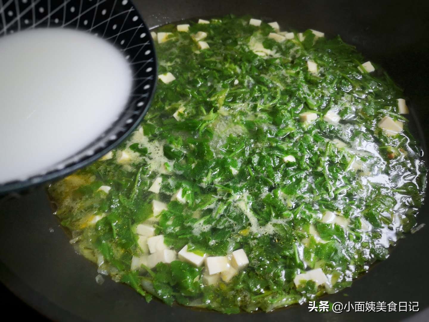 秋天常用豆腐煮这汤,口感香滑,清淡养胃,天冷来一碗营养又舒心