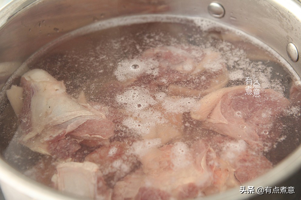 炖羊肉汤时,记住“3放2不放”,羊汤鲜美无膻味,还不易上火