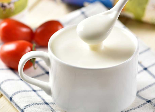 喝酸奶有助于身体健康，这2个时间喝酸奶，更有利于肠道健康