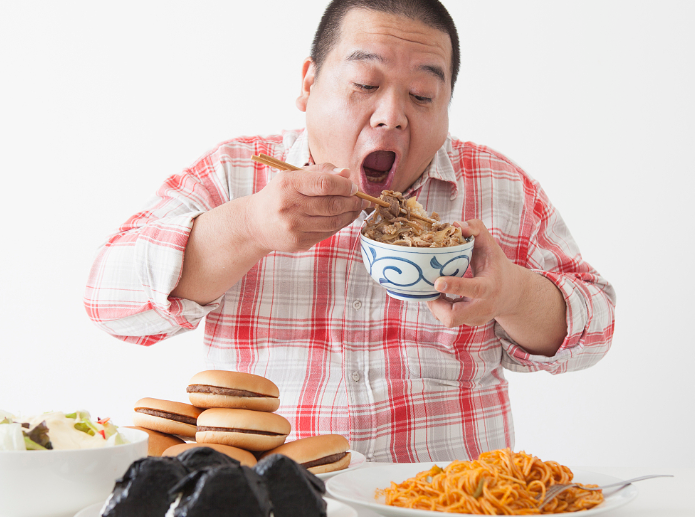 吃饱饭就躺下休息，不仅影响消化，还容易长胖？事实刚好相反
