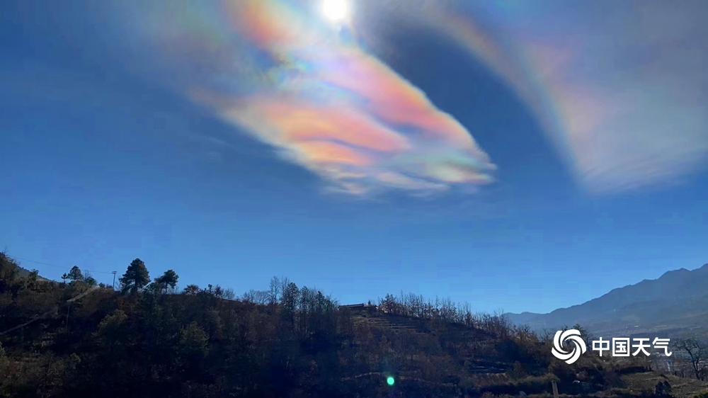罕见!云南贡山和维西上空七彩云同日现身
