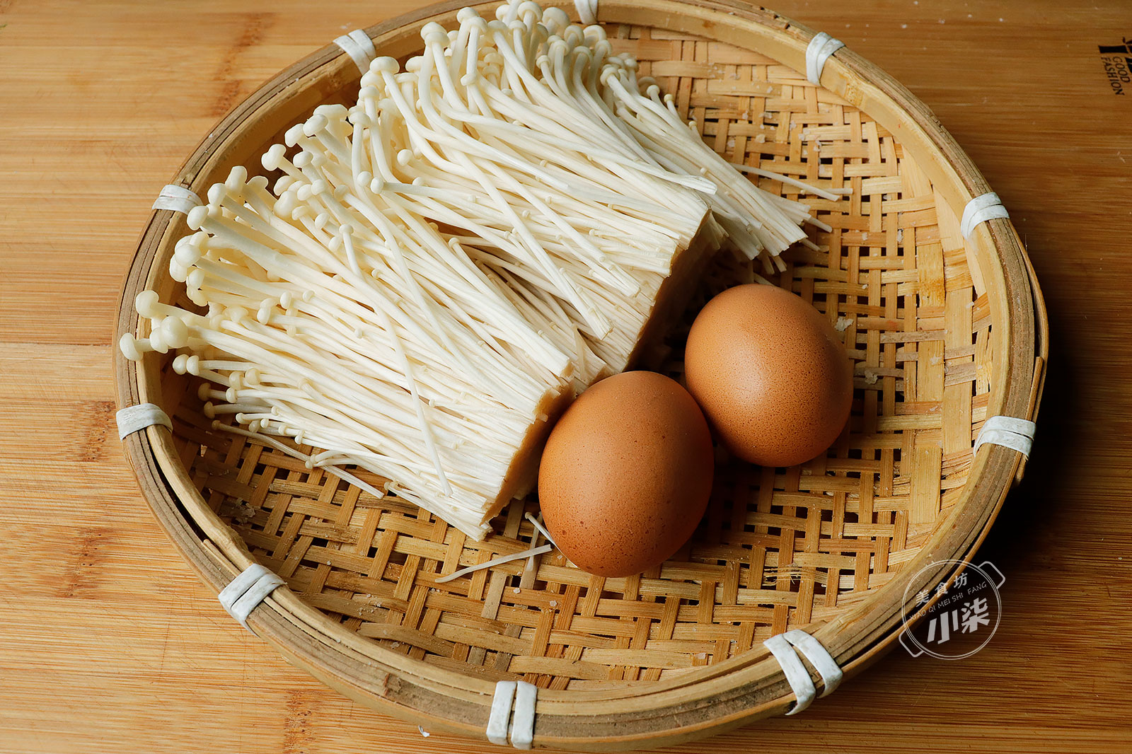 2个鸡蛋,一把金针菇,我家隔三差五吃一次,这样做比油条还香