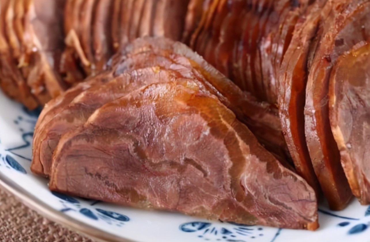 做酱牛肉,牢记“3泡2酱1色”,保证颜色红亮,酥烂入味很筋道