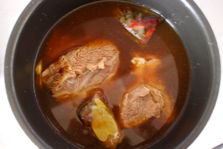 做酱牛肉,牢记“3泡2酱1色”,保证颜色红亮,酥烂入味很筋道