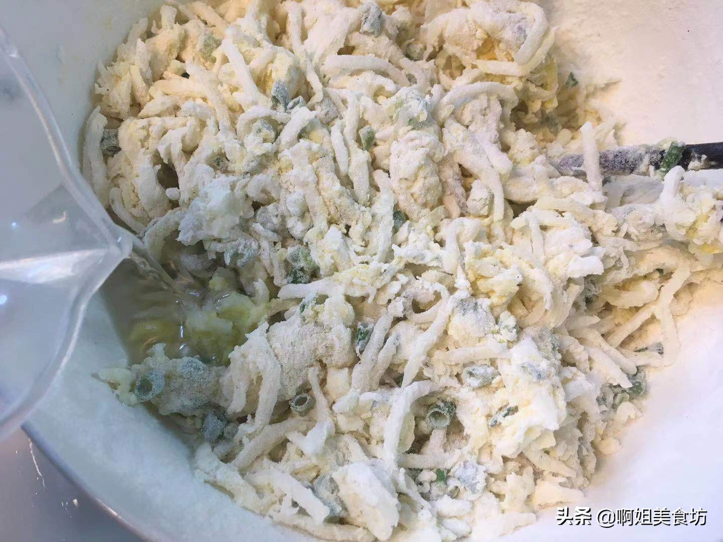 半根萝卜一个鸡蛋,用筷子搅一搅,5分钟搞定全家人的早餐
