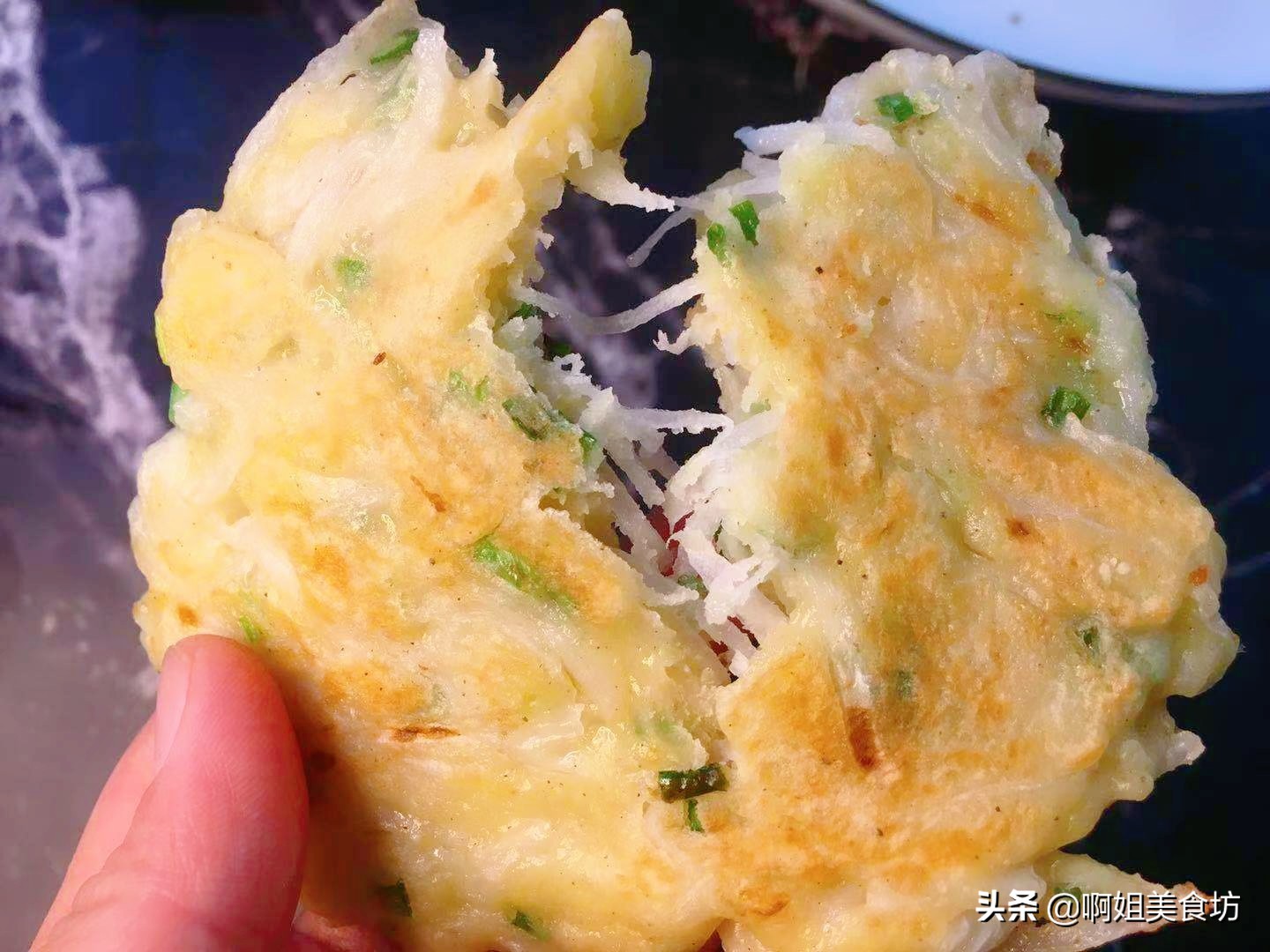 半根萝卜一个鸡蛋,用筷子搅一搅,5分钟搞定全家人的早餐