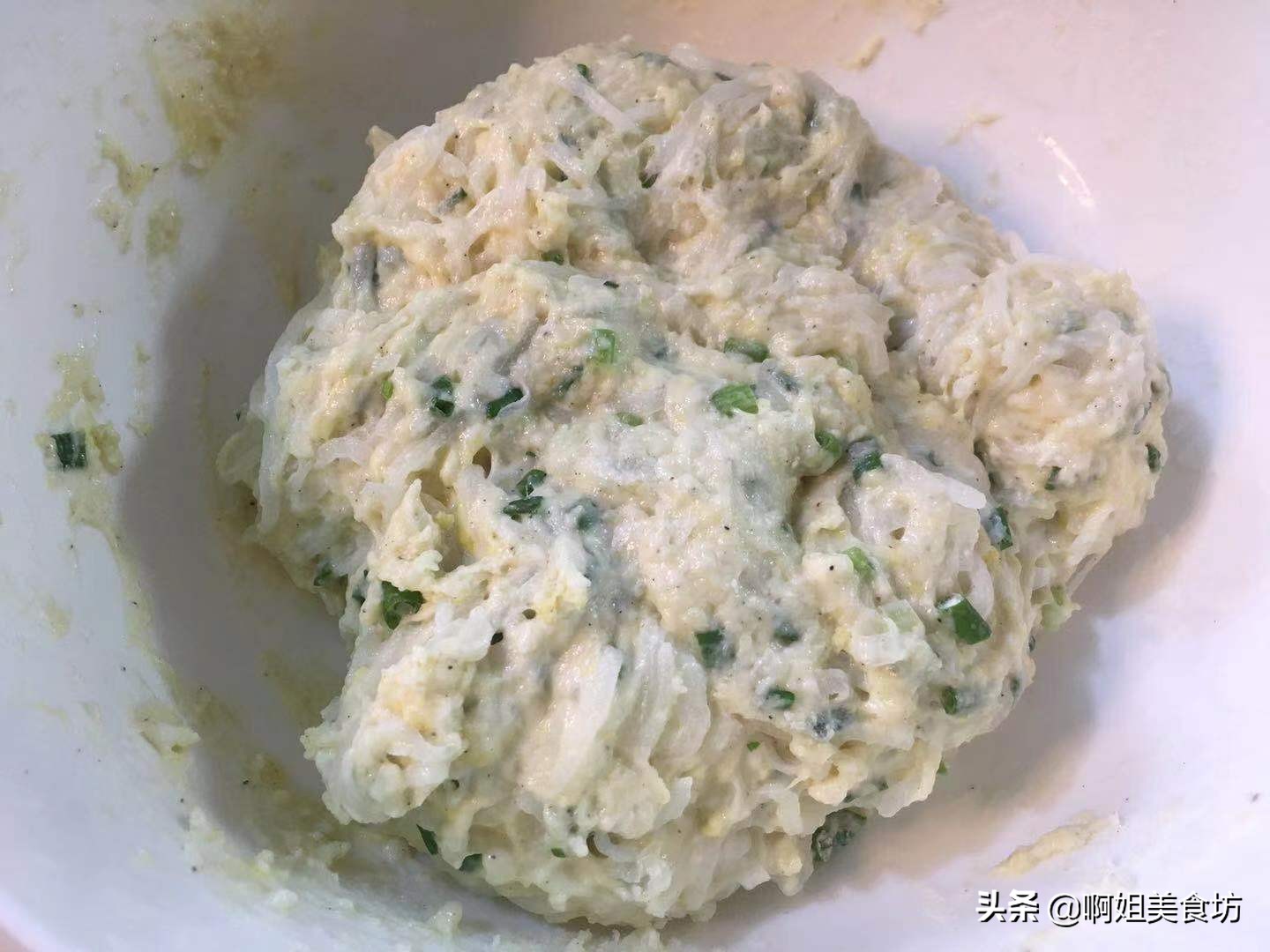 半根萝卜一个鸡蛋,用筷子搅一搅,5分钟搞定全家人的早餐