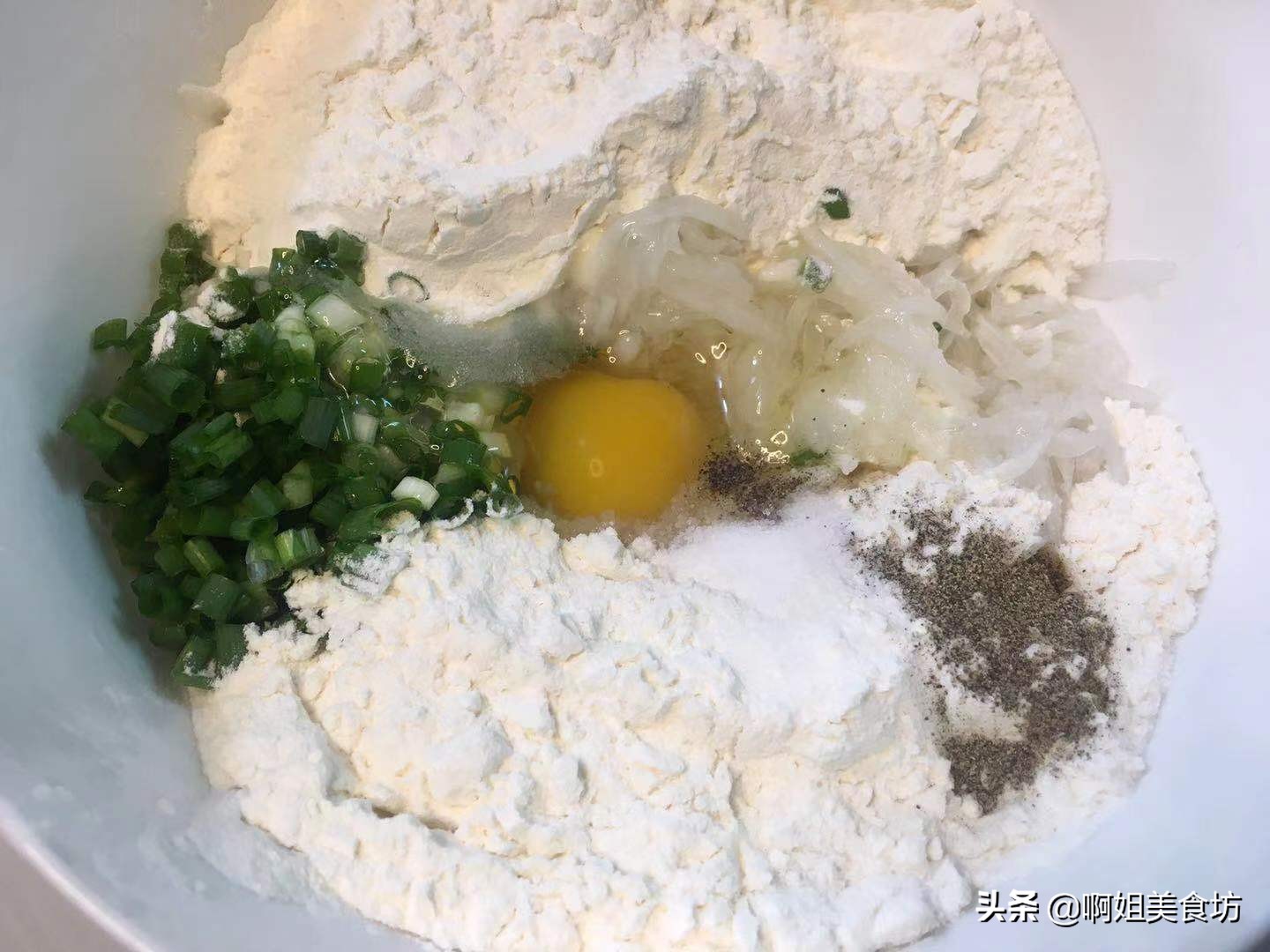 半根萝卜一个鸡蛋，用筷子搅一搅，5分钟搞定全家人的早餐