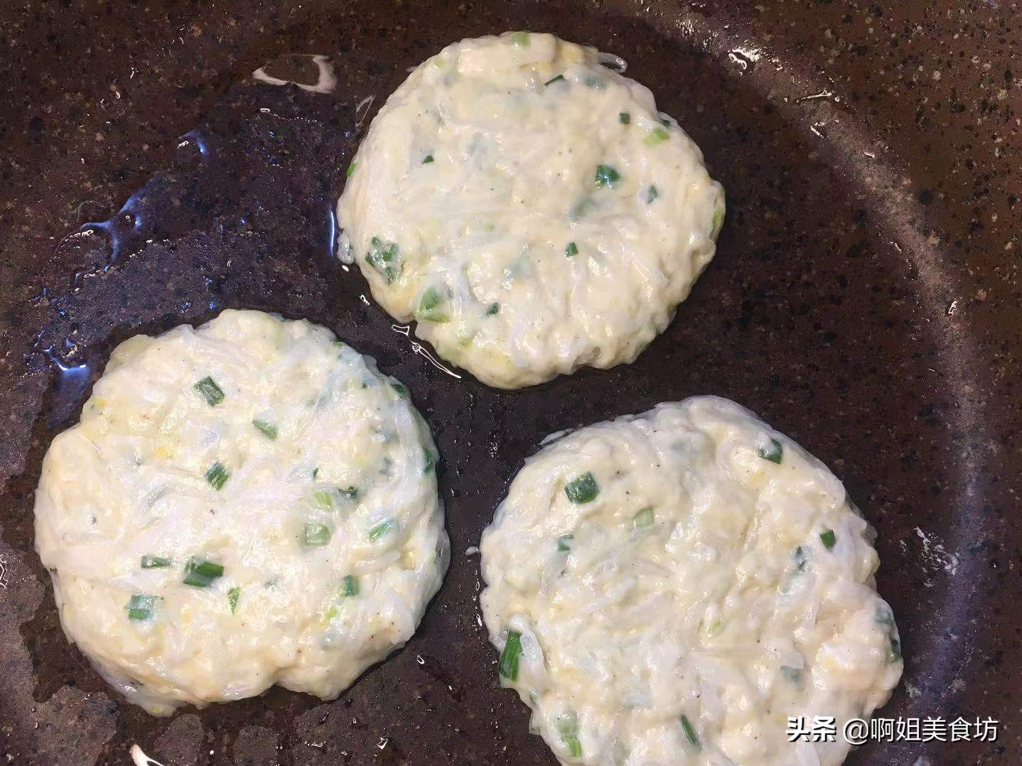 半根萝卜一个鸡蛋,用筷子搅一搅,5分钟搞定全家人的早餐