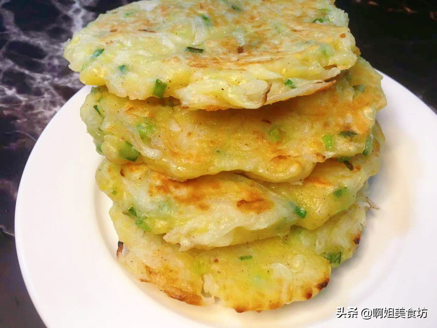 半根萝卜一个鸡蛋,用筷子搅一搅,5分钟搞定全家人的早餐