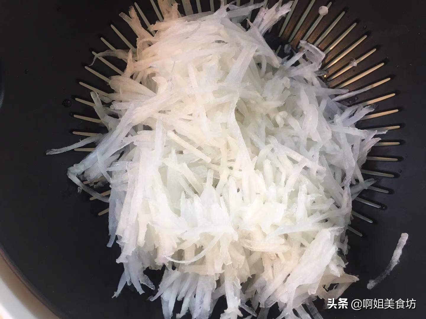 半根萝卜一个鸡蛋，用筷子搅一搅，5分钟搞定全家人的早餐