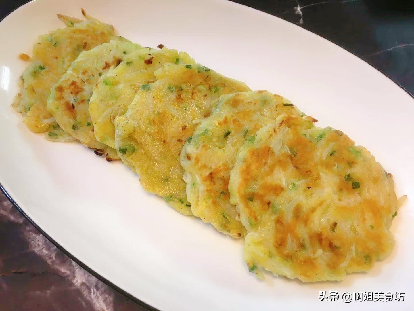 半根萝卜一个鸡蛋,用筷子搅一搅,5分钟搞定全家人的早餐