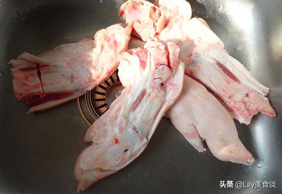 炖猪蹄时,牢记这“3个技巧”,猪蹄软烂鲜香,冬天炖一锅太馋人