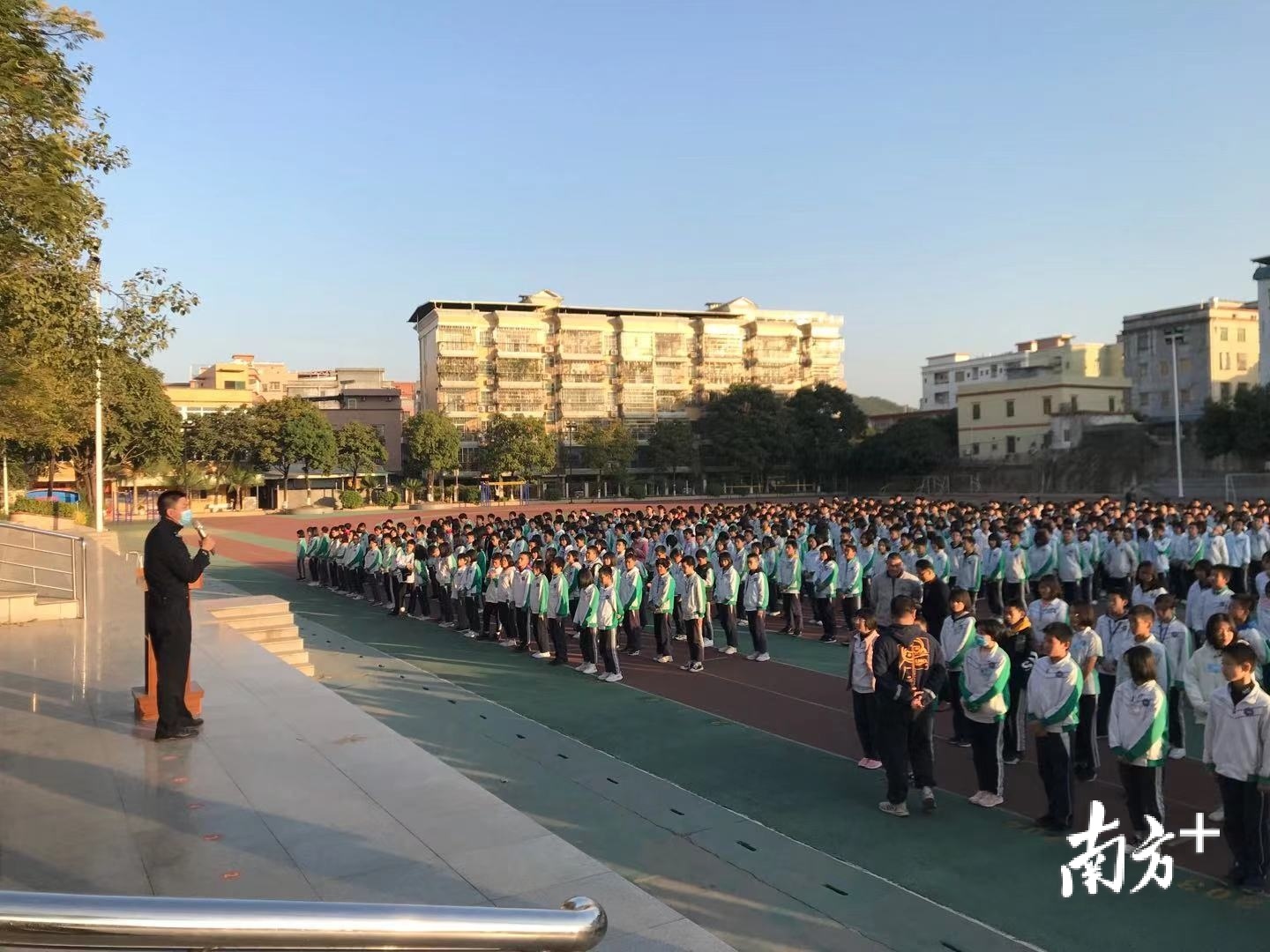 东莞交警加强节日交通安全劝导,“一盔一带”要记心