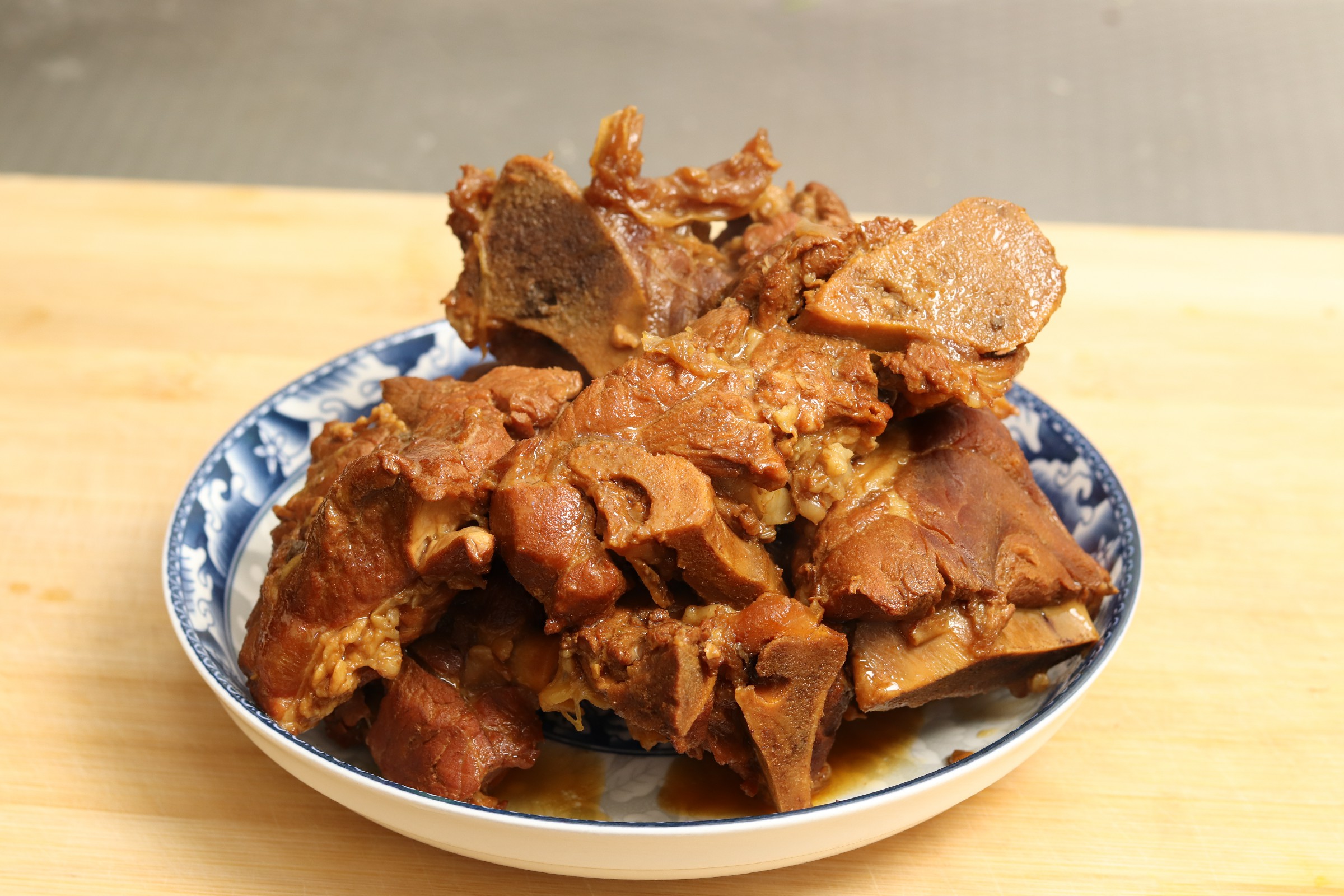 大骨头这样吃才叫过瘾,好吃又入味,酱香十足,越啃越香