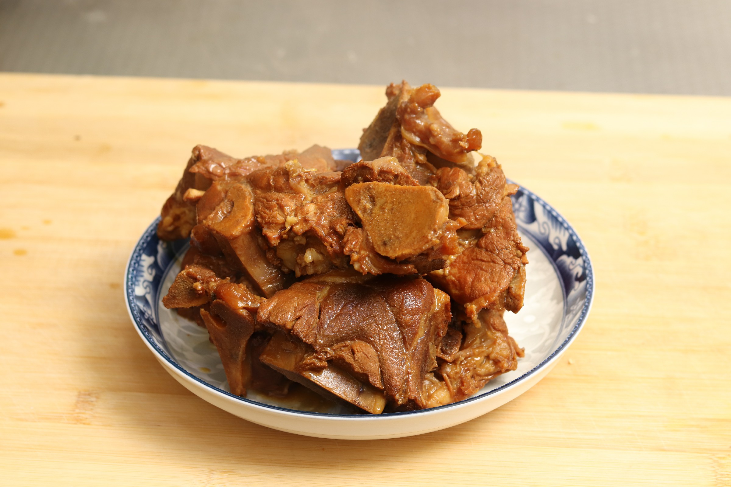 大骨头这样吃才叫过瘾,好吃又入味,酱香十足,越啃越香