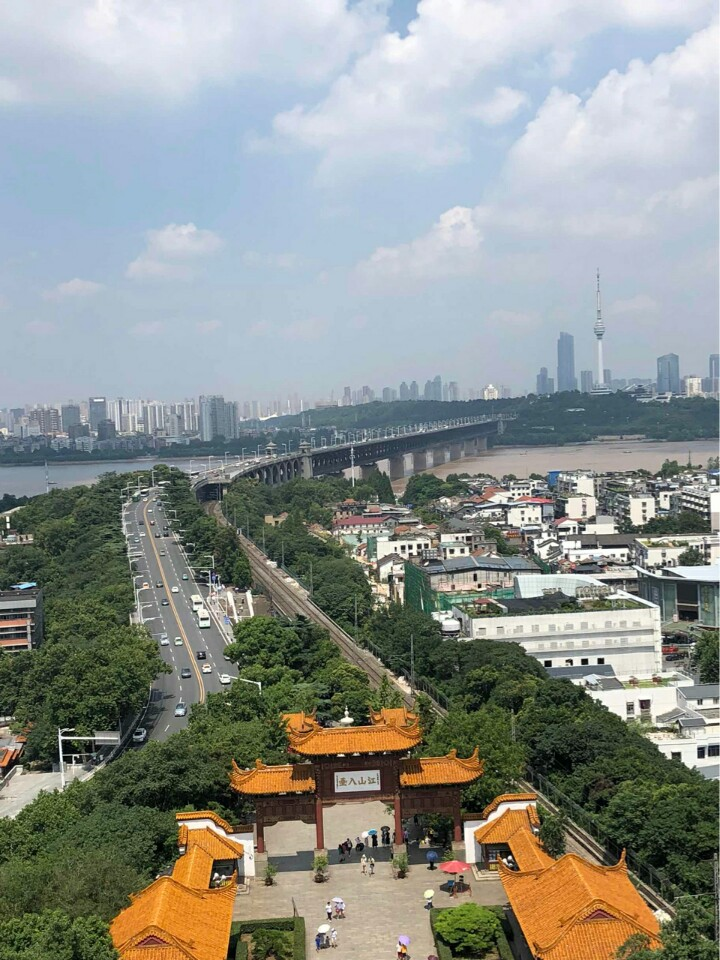 白云千载空悠悠 此地屹立黄鹤楼