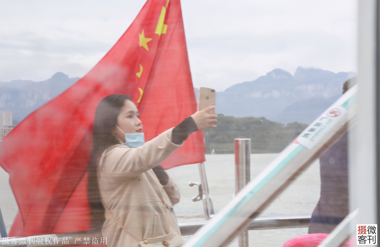 长江三峡有多美，让游客船外甲板上冒雨拍照