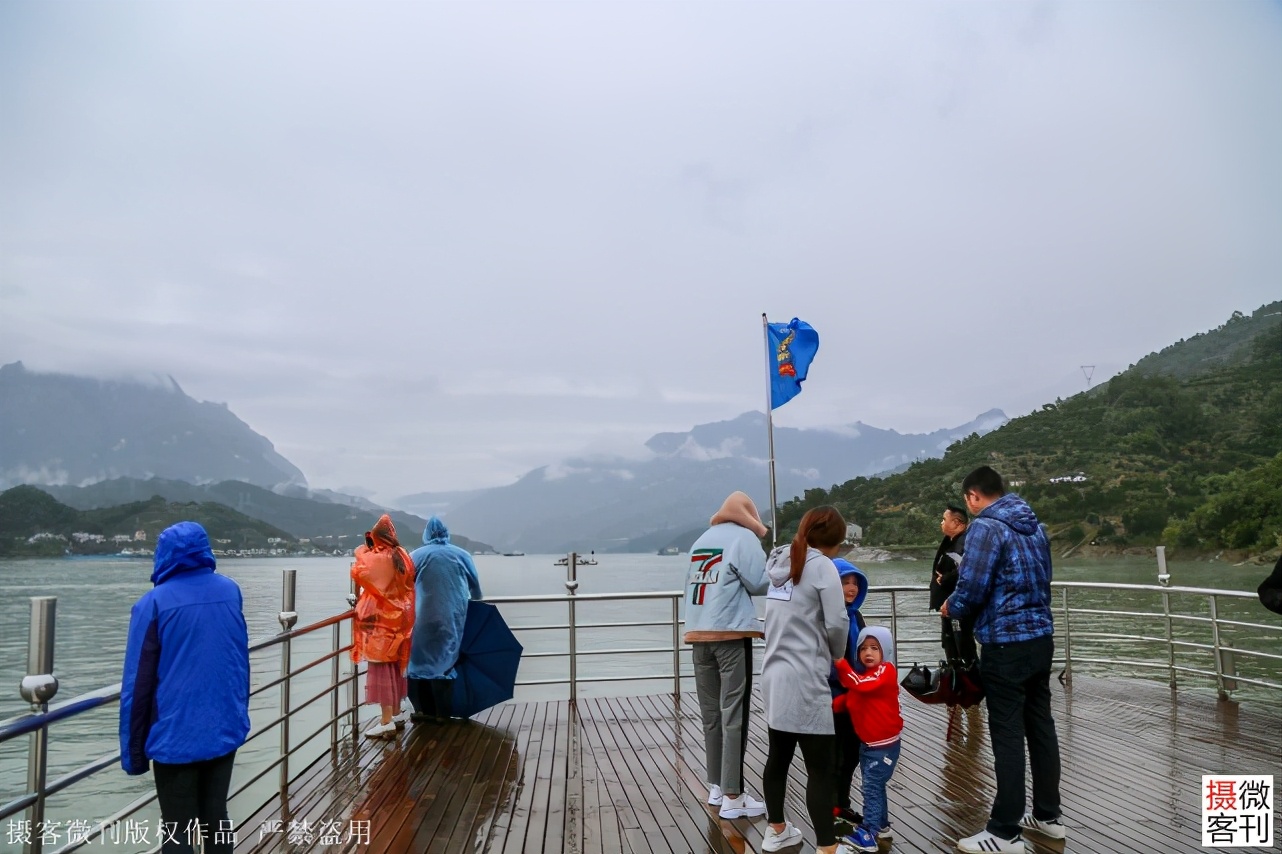 长江三峡有多美，让游客船外甲板上冒雨拍照