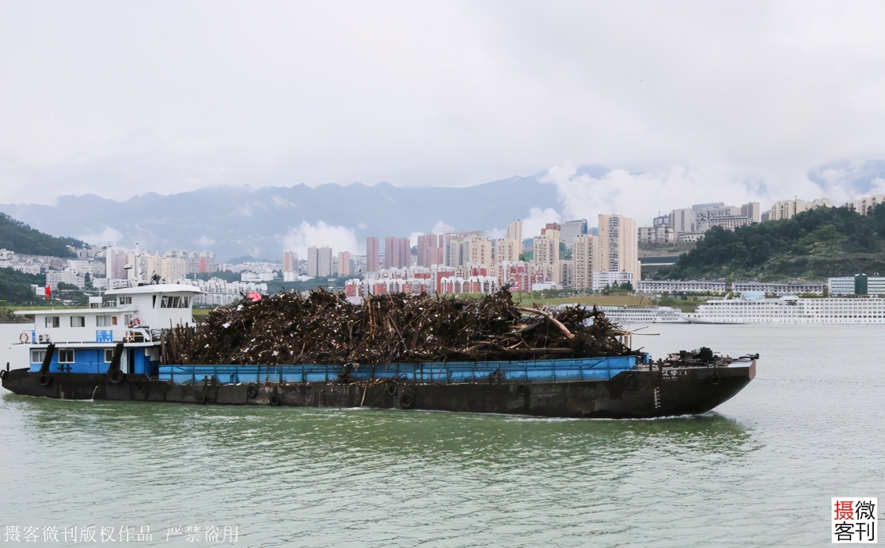 长江三峡有多美,让游客船外甲板上冒雨拍照