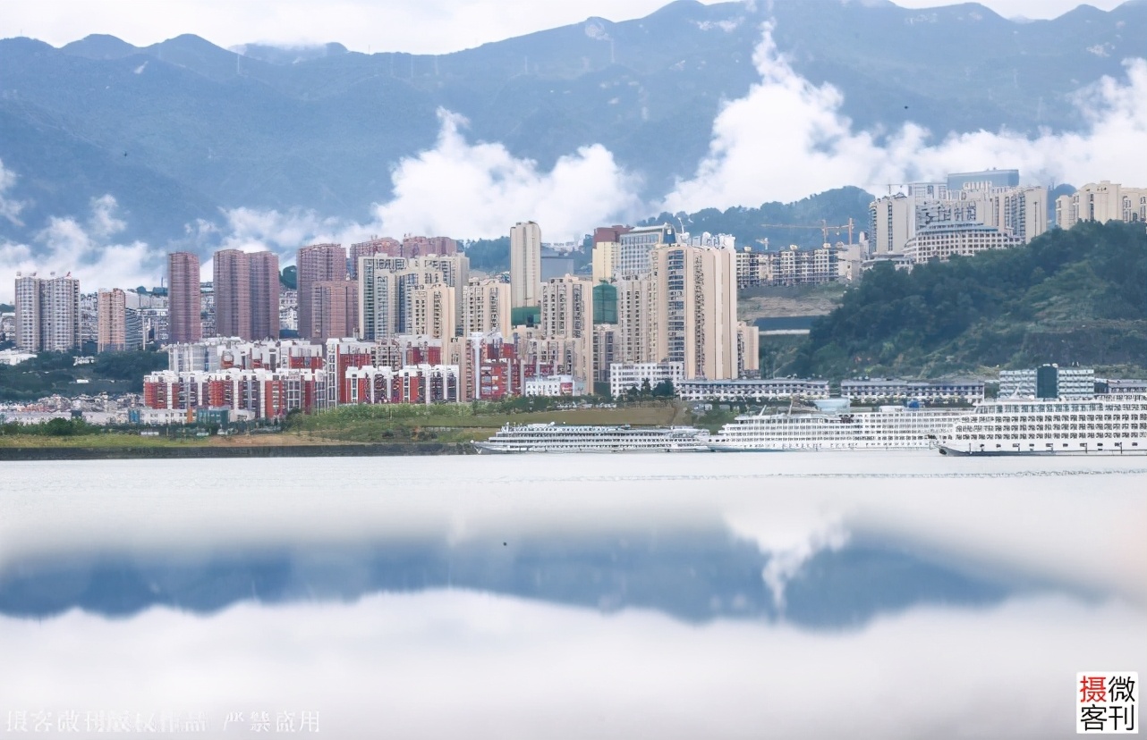 长江三峡有多美，让游客船外甲板上冒雨拍照