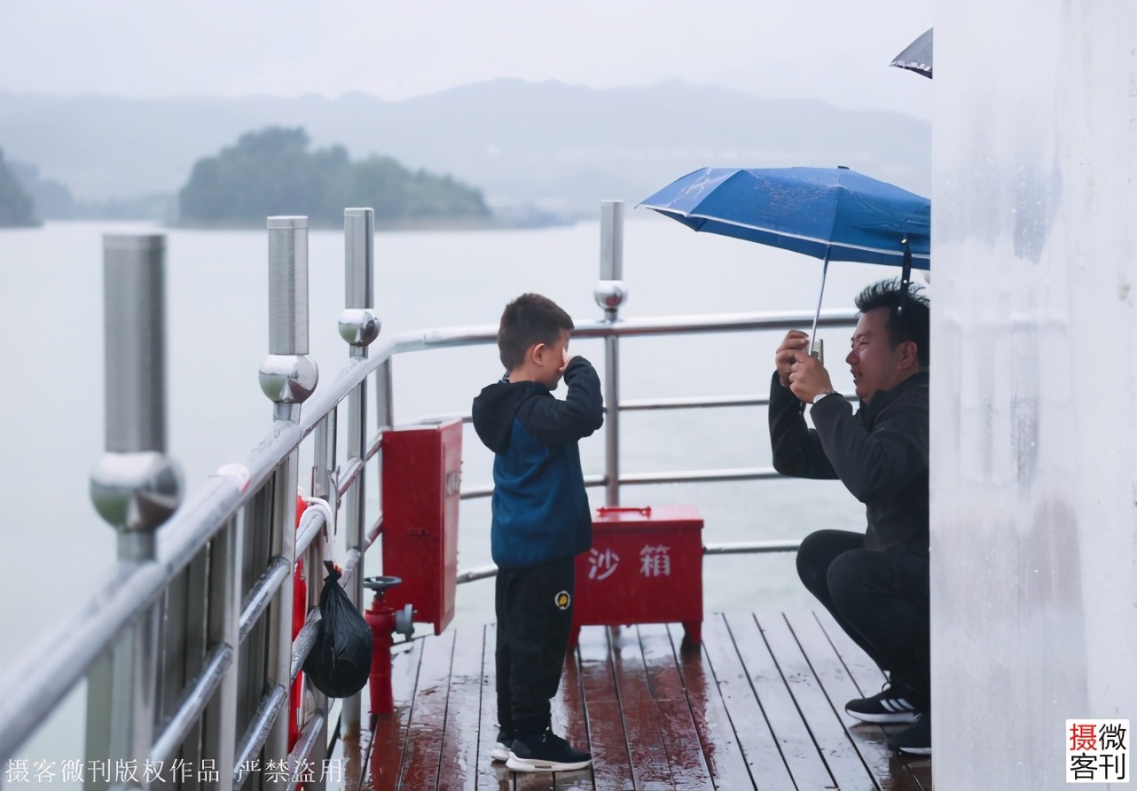 长江三峡有多美，让游客船外甲板上冒雨拍照