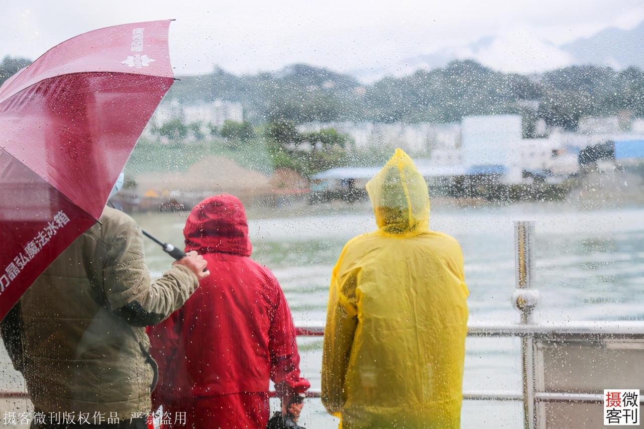 长江三峡有多美，让游客船外甲板上冒雨拍照