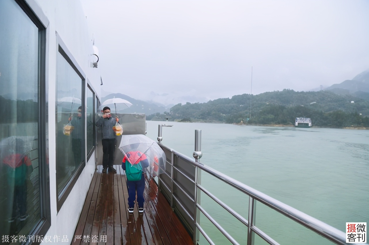 长江三峡有多美，让游客船外甲板上冒雨拍照
