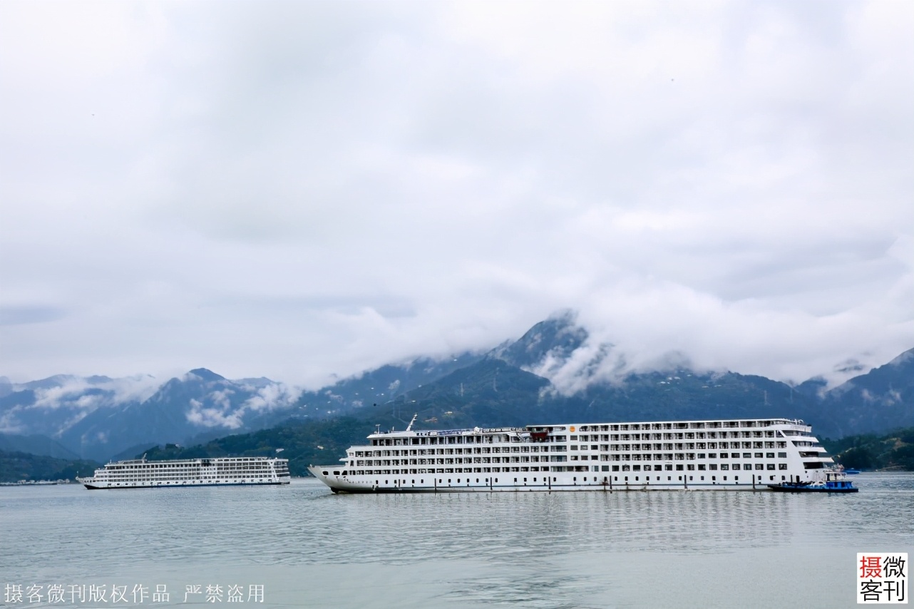 长江三峡有多美,让游客船外甲板上冒雨拍照